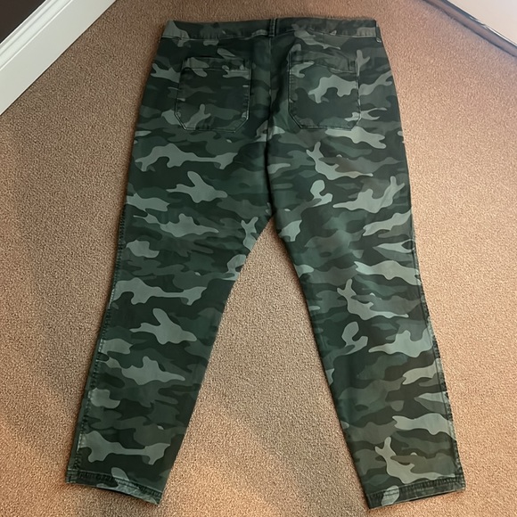 Old Navy Pixie pants - Picture 4 of 6